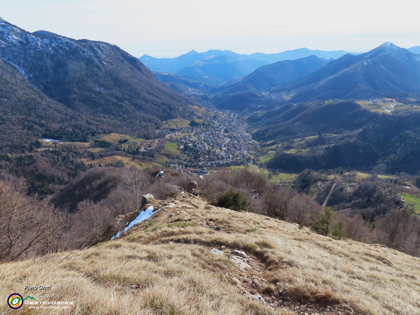 25 Sguardo indietro alla salita percorsa con vista su Serina e la sua valle.JPG